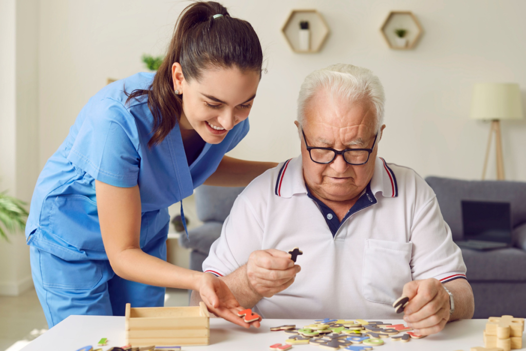 Enfermera apoyando en acividad a un adulto mayor con demencia