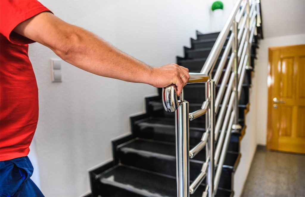 Escaleras con pasamanos para evitar caídas.