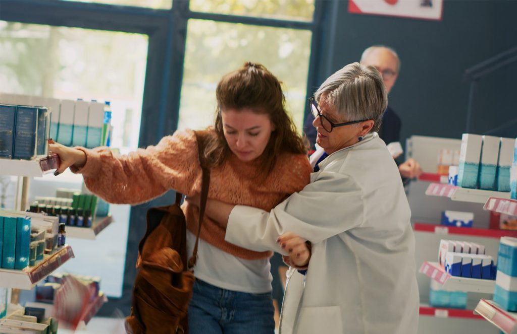 Mujer ayudando a otra mujer en mareo.